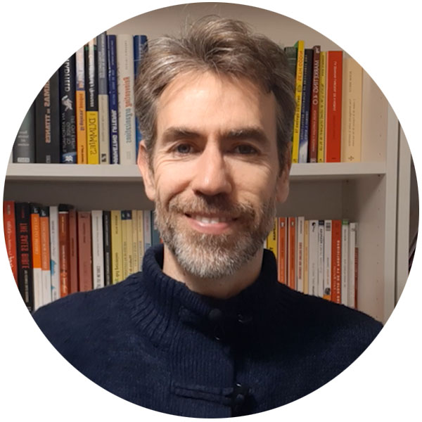 Psicólogo especializado en ansiedad en Madrid – Miguel Ángel Gil Gómez Gil en su consulta