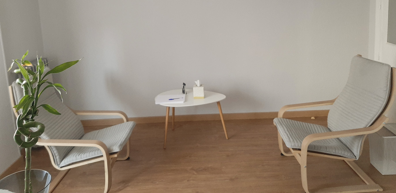 Sala de terapia de psicología en Madrid, consulta de Miguel Gil