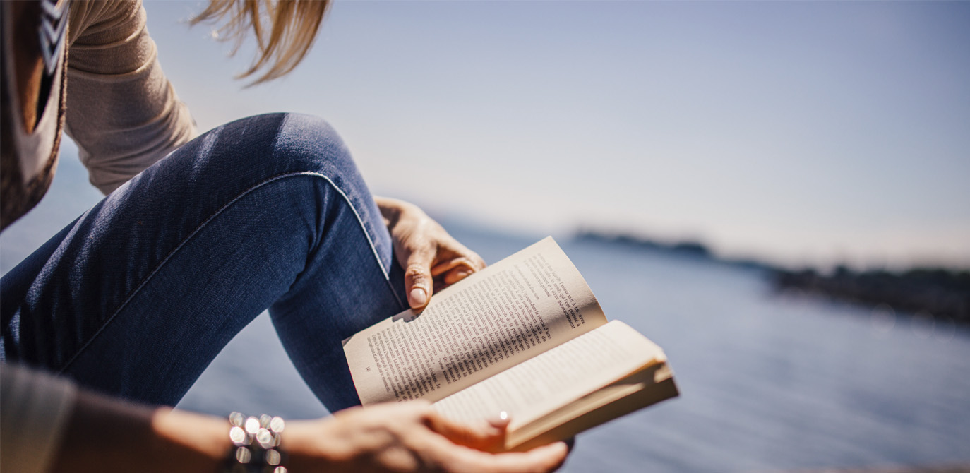 Persona leyendo tranquila junto al agua simbolizando calma y claridad tras comenzar terapia en Tetuán Madrid