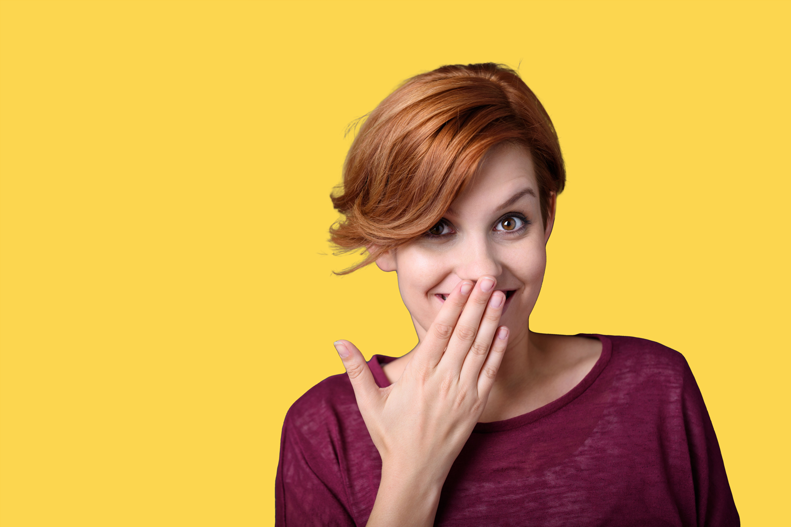 Mujer tímida que se tapa la boca, representando la vergüenza al relacionarse