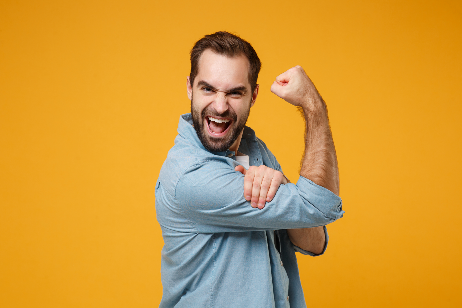 Hombre celebrando con gesto de fuerza tras superar la timidez