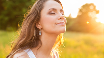 Mujer joven tranquila y sonriente, simbolizando el bienestar tras superar la ansiedad en terapia en Madrid