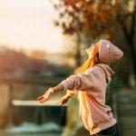 Mujer con gesto de calma y alivio, imagen para un artículo sobre señales de ansiedad digital