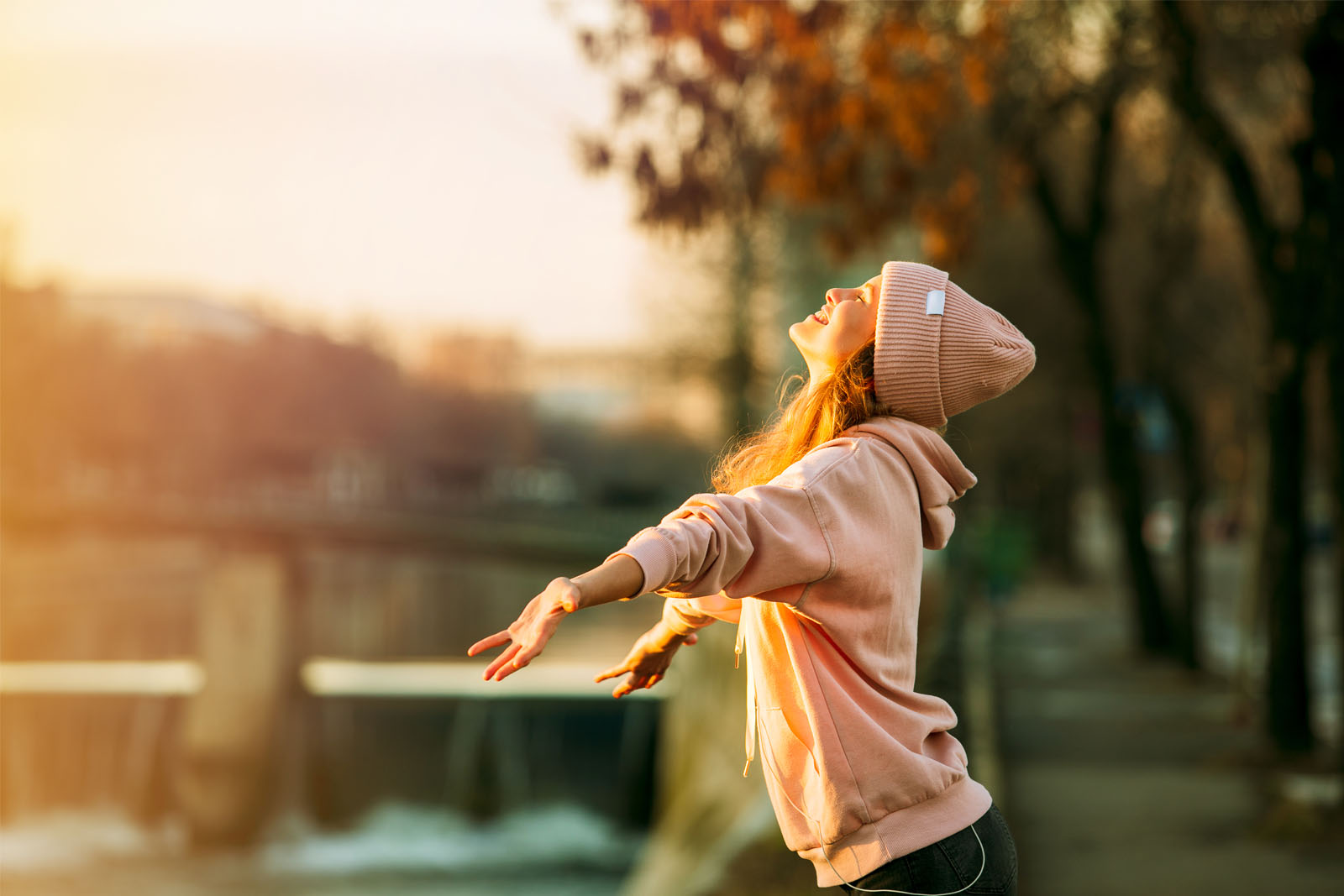 Mujer con gesto de calma y alivio, imagen para un artículo sobre señales de ansiedad digital