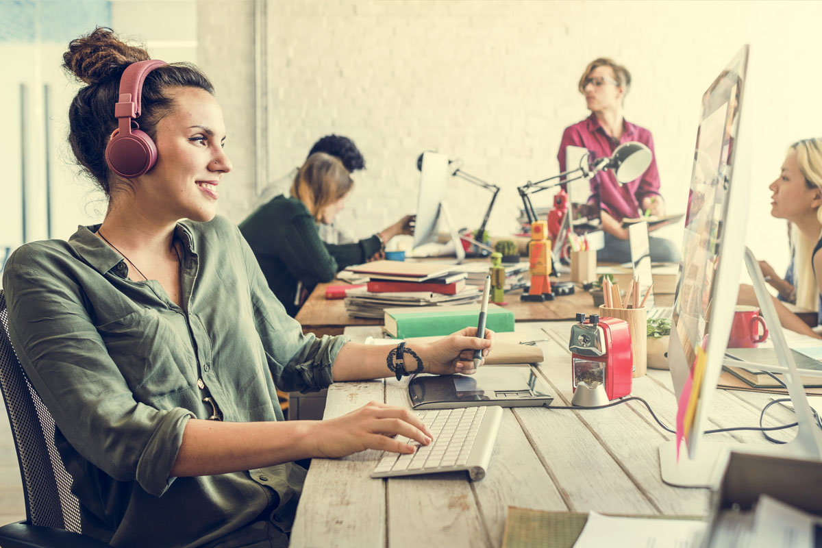 Profesional en oficina, imagen sobre ansiedad digital ligada al trabajo
