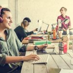 Profesional en oficina, imagen para un artículo sobre ansiedad digital en el trabajo