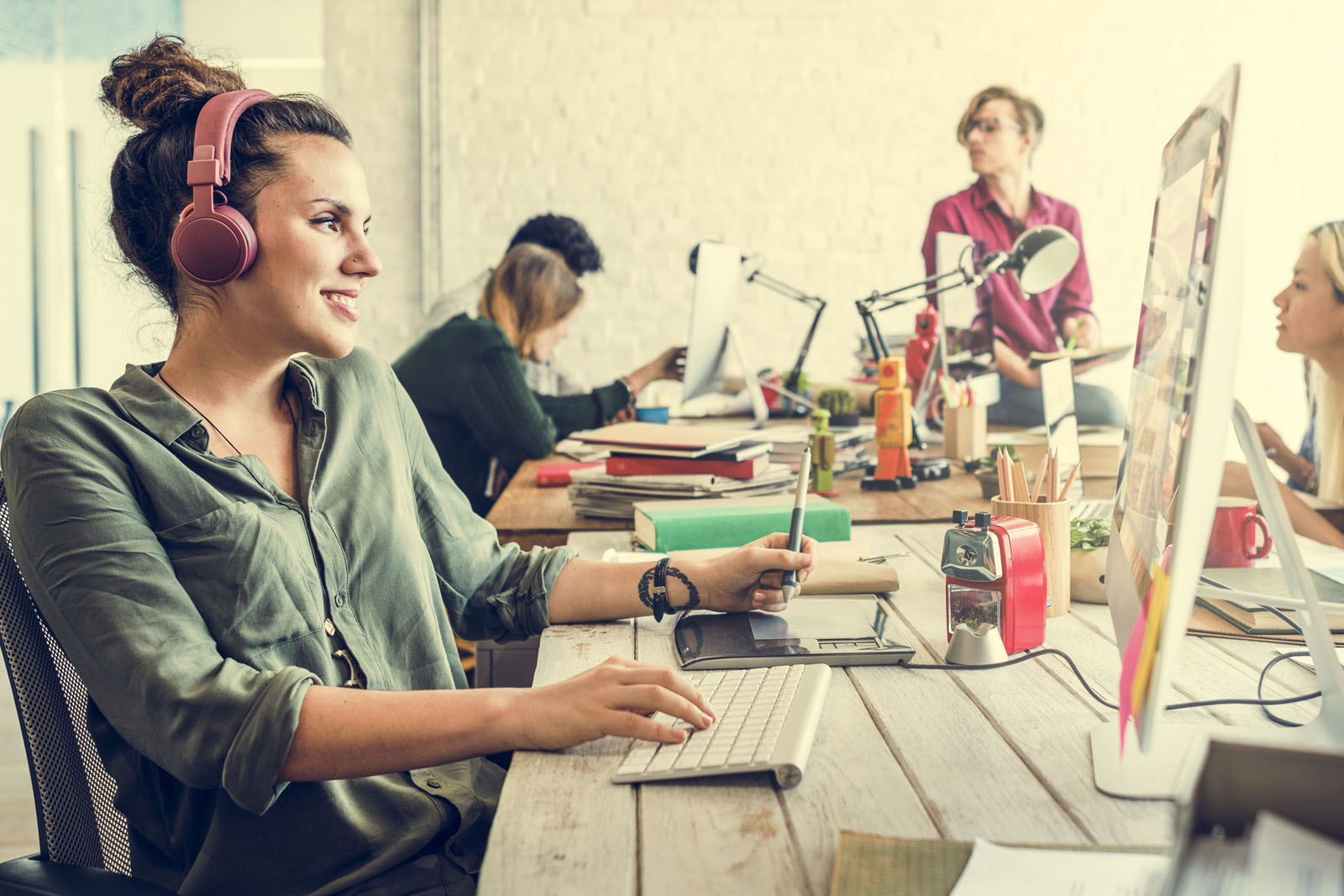 Profesional en oficina, imagen para un artículo sobre ansiedad digital en el trabajo